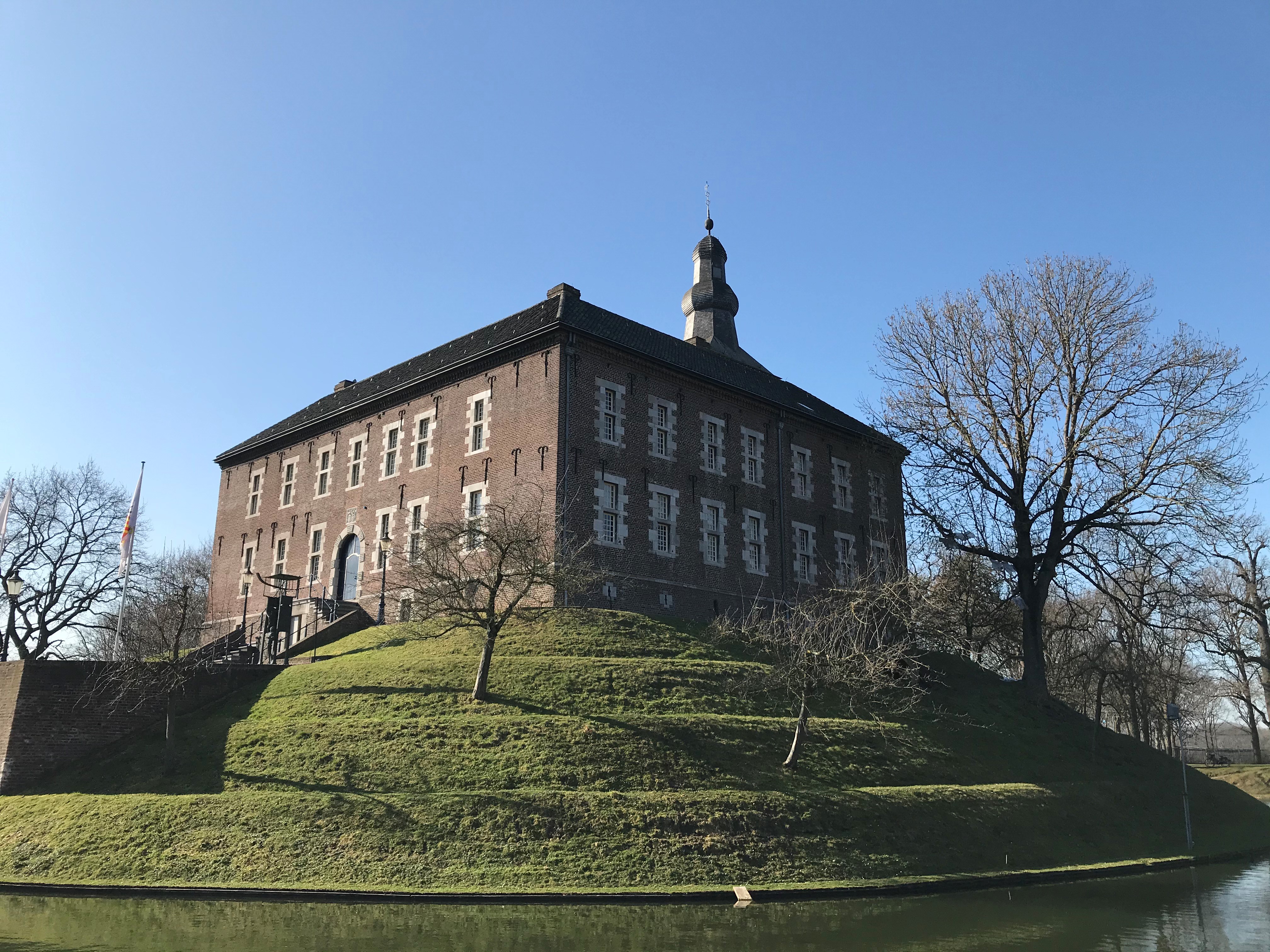 Stappen en happen rondom een lenteachtig kasteel Limbricht